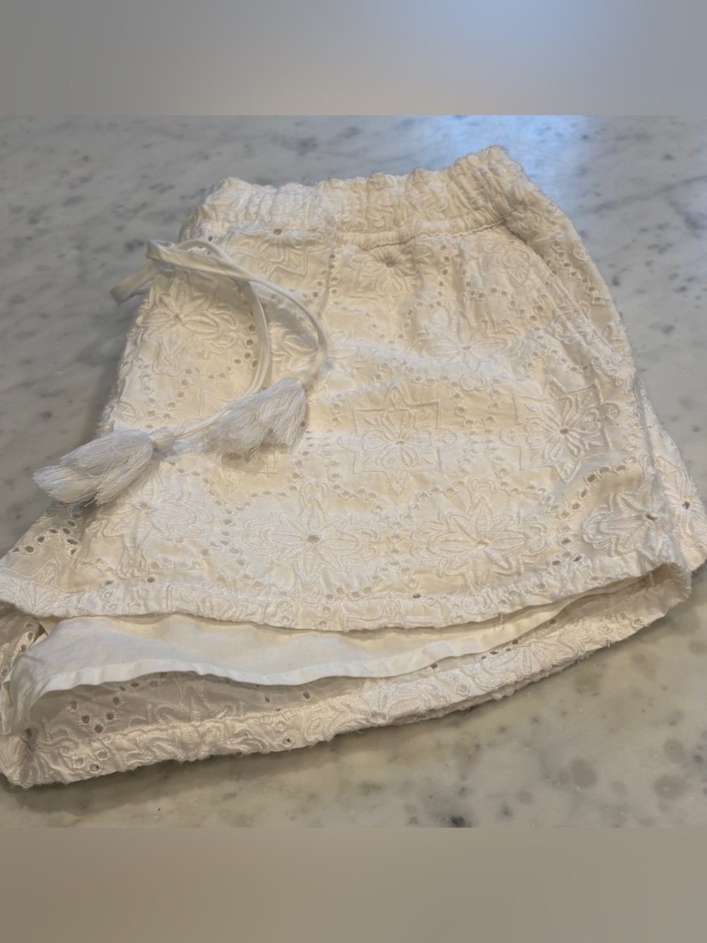 Like New, Women’s Vineyard Vines White Cotton eyelet shorts, Size Small